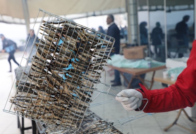 Rize'de 2 günde ayıklanan 1,5 ton hamsi 2 saatte tüketildi galerisi resim 1