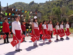 Rize Özel Çözüm İlkokulu'ndan Festival Gibi 23 Nisan Kutlaması