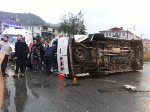 Yolcu Minibüsü ile Otomobil Çarpıştı: 2'si Ağır 20 Yaralı