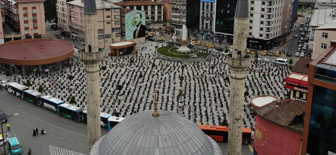 Rize'de Cuma Namazı, Salgın Sonrası İlk Kez Kılındı