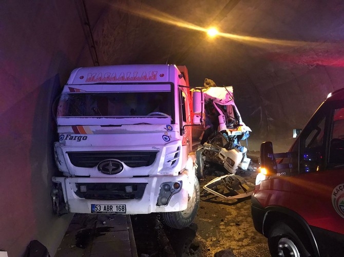 Rize'de tünelde taş yüklü kamyon taş yüklü kamyona çarptı: 1 yaralı galerisi resim 1