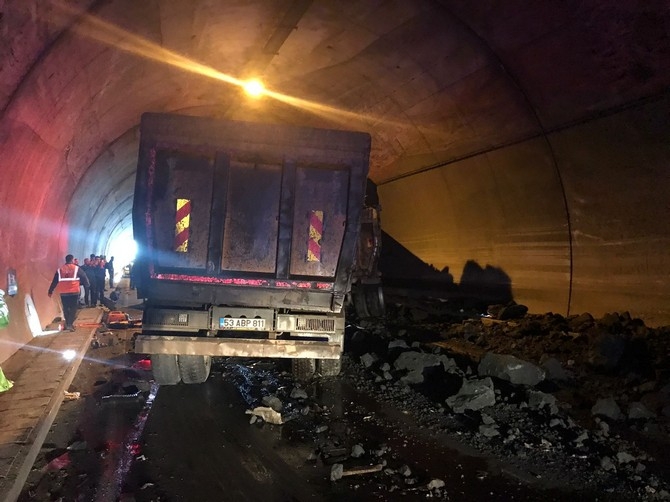 Rize'de tünelde taş yüklü kamyon taş yüklü kamyona çarptı: 1 yaralı galerisi resim 3