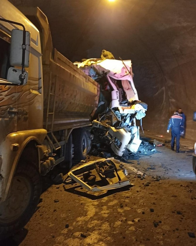 Rize'de tünelde taş yüklü kamyon taş yüklü kamyona çarptı: 1 yaralı galerisi resim 7