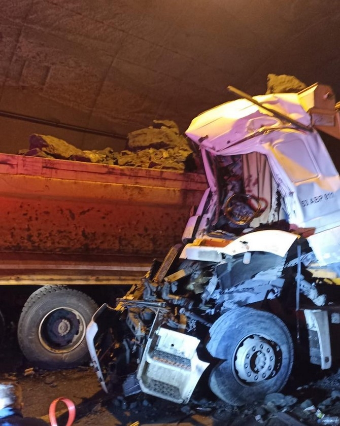 Rize'de tünelde taş yüklü kamyon taş yüklü kamyona çarptı: 1 yaralı galerisi resim 8