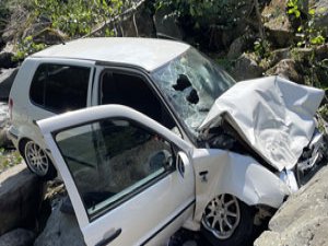 Rize'de dere yatağına düşen otomobildeki 3 kişi yaralandı