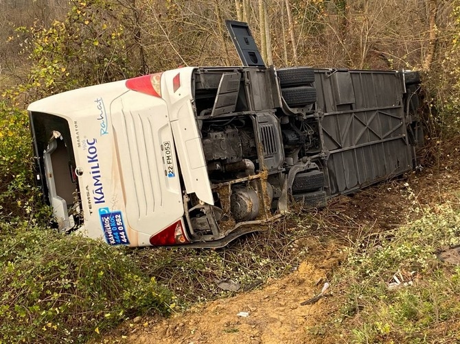 Rize'den kalkan yolcu otobüsü şarampole devrildi 39 yaralı galerisi resim 14