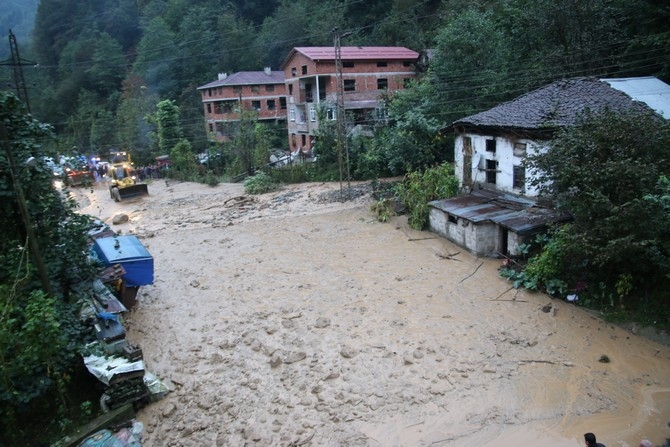 Rize'de Heyelan. Ayder Yaylası Ulaşıma Kapandı galerisi resim 1