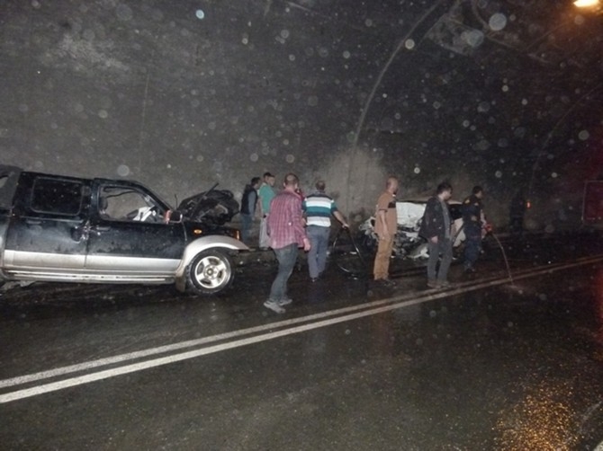 Rize Plakalı Otomobil Kaza Yaptı: 3 Ölü, 3 Yaralı galerisi resim 1