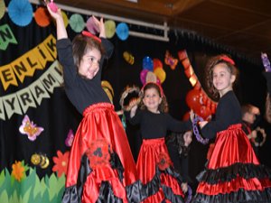 Rize Açev'de Miniklerin 23 Nisan Gösterisi