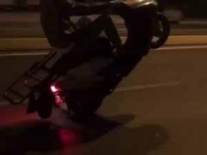 Pendik’te Motosiklet İle Tek Teker Üzerinde Tehlikeli Yolculuk Kamerada