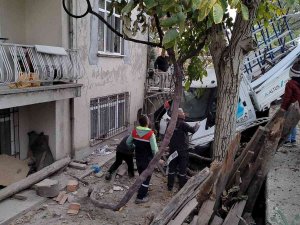 Önce Otomobile Ardından Bahçe Duvarına Çarptı