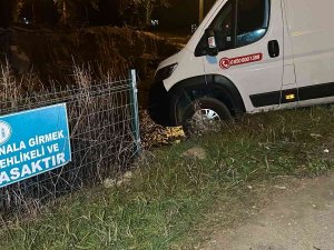 Kapalı Köprüyü Fark Etmedi, Yolda Asılı Kaldı