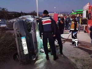 Kontrolden Çıkıp Takla Atan Otomobil Park Halindeki Araçlara Çarptı