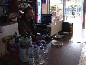 Ümraniye’de İnternet Kafede Sadaka Kutusu Hırsızlığı Kamerada