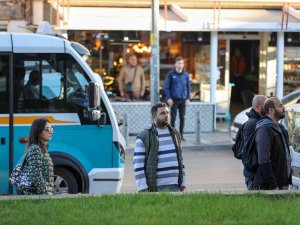 İ̇zmir’in İlçelerinde Saat 09.05’de Hayat Durdu