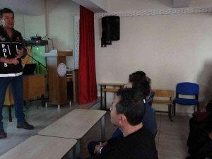 Narkotik Polisleri Kapı Kapı Dolaşıyor, Uyuşturucuyu Anlatıyor