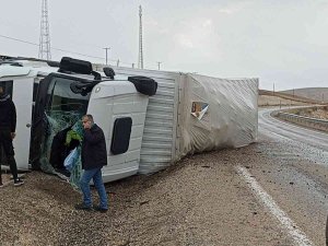 Gürün’de Kamyon Devrildi: 1 Yaralı