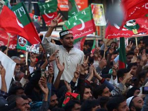 Pakistan’da Eski Başbakan Khan’ın Partisi, İ̇slamabad’a Doğru Yürüyüşüne Yeniden Başladı