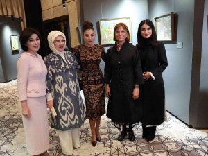 Emine Erdoğan, Özbekistan’da "Özbekistan’ın Renkleri" Sergisini Ziyaret Etti