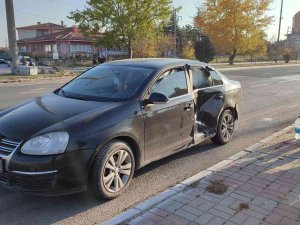 2 Aracın Çarpıştığı Kazada Üç Kişi Yaralandı