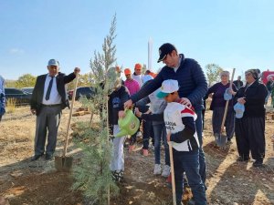 Gölbaşı İlçesinde Fidanlar Toprakla Buluşturuldu