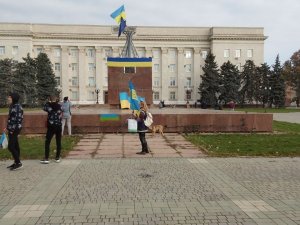 Rus Birliklerinin Çekildiği Herson’da Ukrayna Bayrakları Açıldı