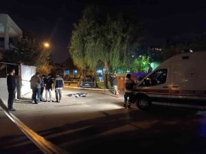 Otomobil İle Geldiler, Sokakta Yürüyen Kişiyi Başından Vurup Öldürdüler