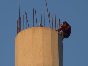 30 Metrelik Minaresinin Tepesinde İzleyenlere Ecel Teri Döktürdü