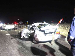 Kütahya’da İki Otomobil Çarpıştı: 1 Ölü, 2 Yaralı