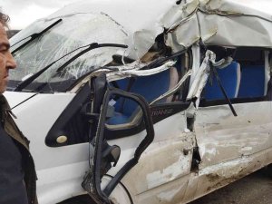Yolcu Minibüsü İle Kamyon Çarpıştı: 5 Yaralı