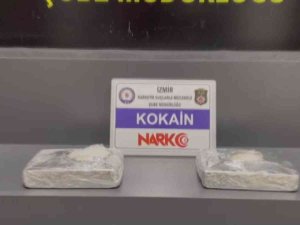 İ̇zmir’e Yolcu Otobüsü İle 2 Kilogram Kokain Getiren Zehir Taciri Kadın Yakayı Ele Verdi
