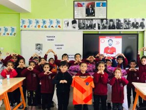 Milli Futbolcu Mahmut Tekdemir’den Öğrencilere Destek