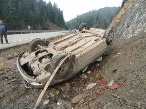 Gizli Buzlanma Sebep Oldu: Takla Atan Otomobildeki 5 Kişi Yaralandı