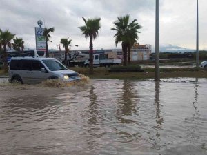 Kuşadası’nda Sağanak Yağış Etkili Oldu