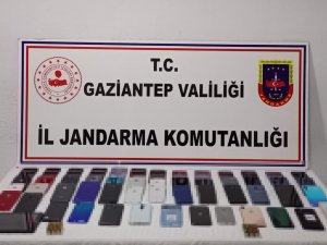 Gaziantep’te 194 Adet Kaçak Cep Telefonu İle 115 Litre Kaçak Alkol Ele Geçirildi