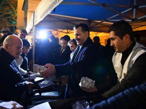İ̇sveç’teki Hain Provokasyona 10 Bin Kur’an-ı Kerim Dağıtarak Cevap Verdiler