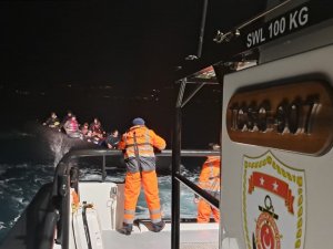 Motor Arızası Nedeniyle Sürüklenen Lastik Bottaki 40 Kaçak Göçmen Kurtarıldı