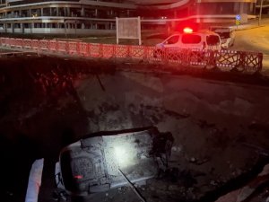 Kontrolden Çıkan Otomobil Metro İnşaatına Uçtu: 1 Yaralı