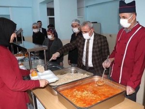 Hakkari’deki Minik Öğrencilere Ücretsiz Yemek Hizmeti