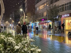 Bolu’da Şehir Merkezinde Kar Yağışı Etkili Oluyor
