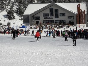 Sezonun En Erken Açan Denizli Kayak Merkezi Yerli Ve Yabancı Turistlerin Akınına Uğradı
