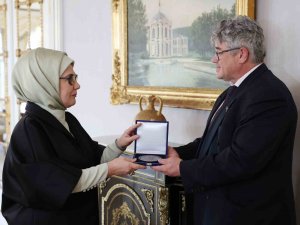 Emine Erdoğan’a Uluslararası Apiterapi Federasyonundan Dr. Beck Apiterapi Ödülü