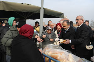 Bursa’da 5 Bin Kişiye Hamsi Ekmek Ücretsiz Dağıtıldı