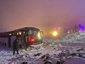 Diyarbakır’da Yolcu Otobüsü Devrildi: 4’ü Ağır 30 Kişi Yaralandı