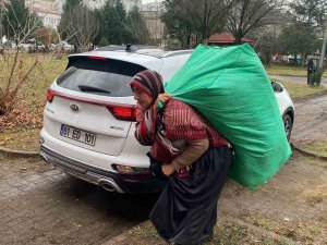 Karadeniz Kadını Bu Kez Yardım Çuvallarını Yüklendi
