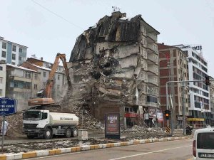 Elazığ’da Ağır Hasarlı Binaların Yıkımına Başlandı