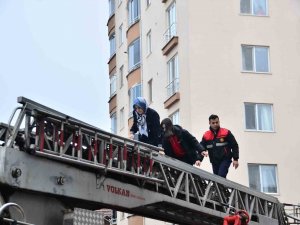 Samsun’da Ev Yangını: Mahsur Kalan 8 Kişi Kurtarıldı