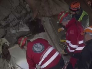 Kahramankazan Belediyesi, Deprem Bölgesinde Enkaz Çalışmalarına Yardım Ediyor