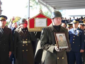 Depremde Şehit Olan İ̇zmirli Asker, Son Yolculuğuna Uğurlandı