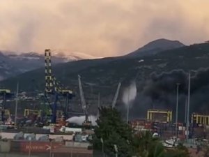 T70 Yangın Söndürme Helikopterinin İ̇skenderun Limanı’ndaki Yangına Müdahalesi Devam Ediyor